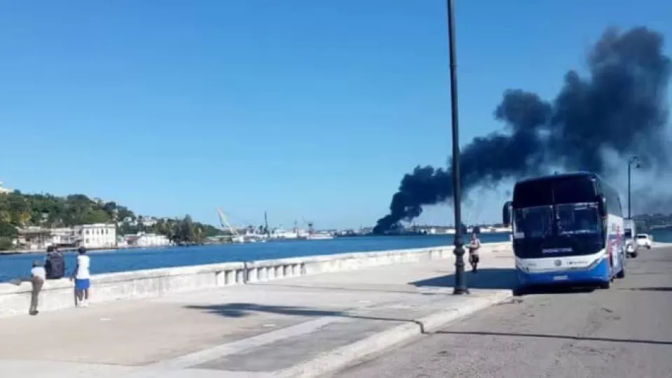  Fotografía tomada a través de rastreo de redes de un incendio en las instalaciones de la refinería Ñico López este viernes, en La Habana. (RASTREO DE REDES/EFE)