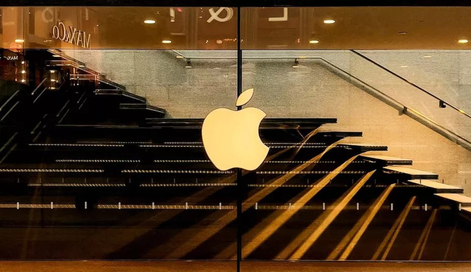 Logo de Apple en un cristal. Foto: Unsplash