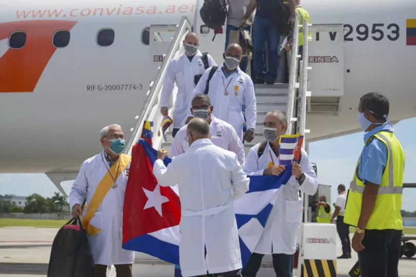 El historial de cooperación médica entre Cuba y Guatemala comenzó en 1998, tras el huracán Mitch, con 19 médicos. 