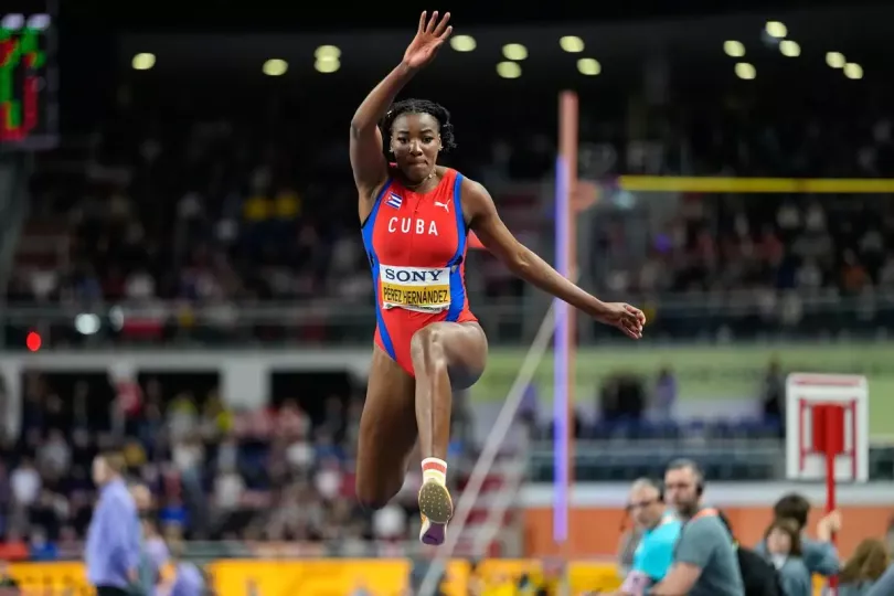 Leyanis Pérez revalidó su título mundial bajo techo en el triple salto gracias a un vuelo de 14 metros y 95 centímetros en el Campeonato Mundial de Atletismo en Torun, Polonia, el 21 de marzo de 2026. Foto: AFP