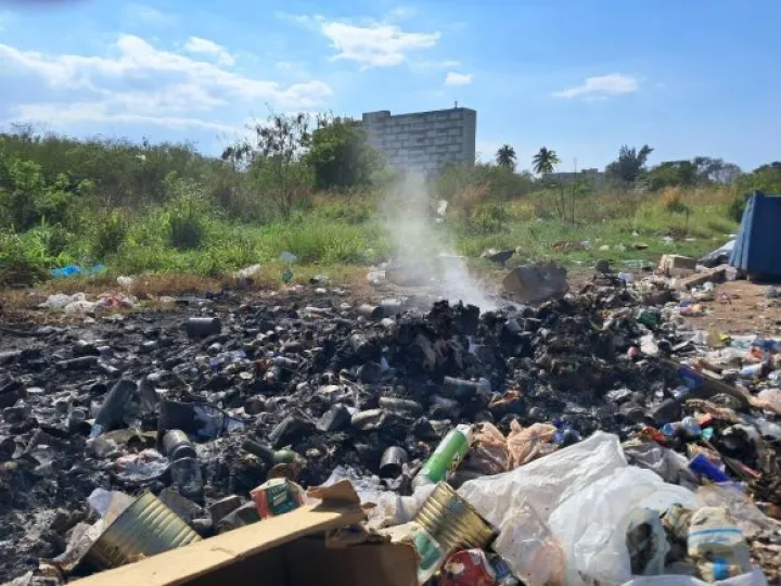 La quema de basura se ha vuelto un fenómeno creciente en la sociedad cubana actual.