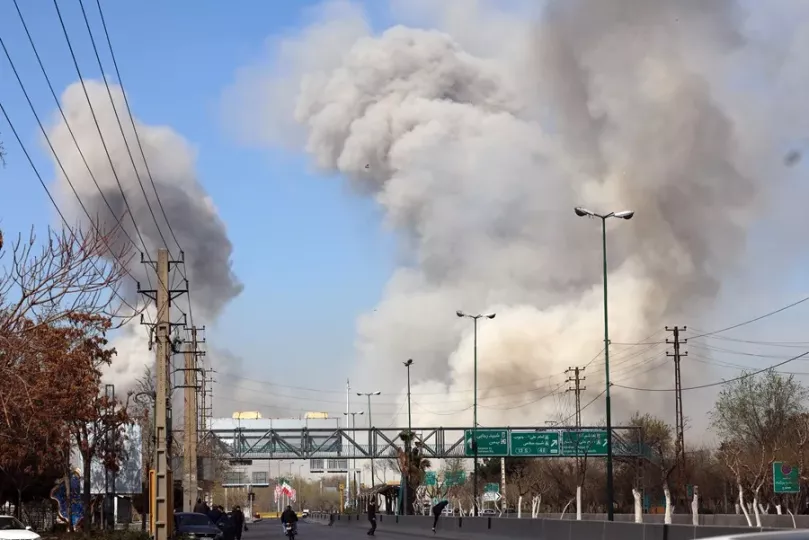 Personas huyéndole al humo tras los bombardeos en Irán.