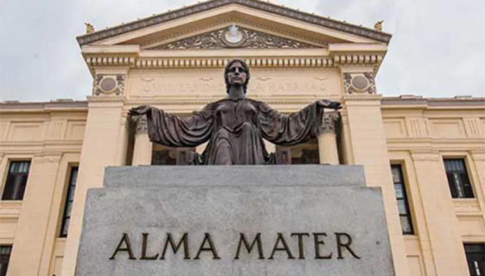 Estatua del Alma Mater en la escalinata de la Universidad de La Habana.