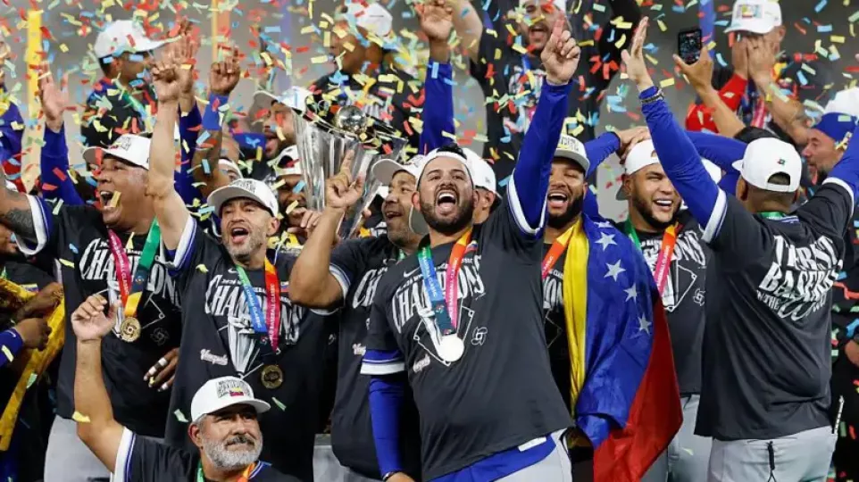 Jugadores venezolanos celebrando el triunfo en la noche de martes.