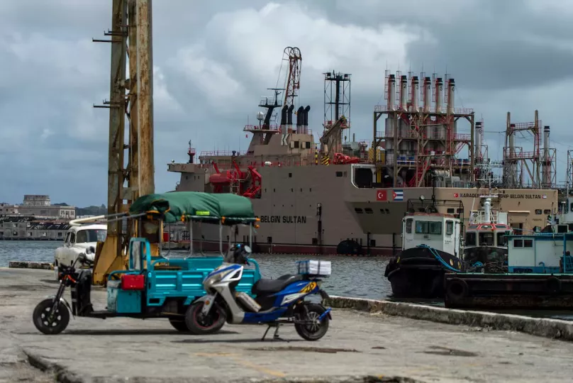 Barco turco generador de electricidad en la Bahía de La Habana.