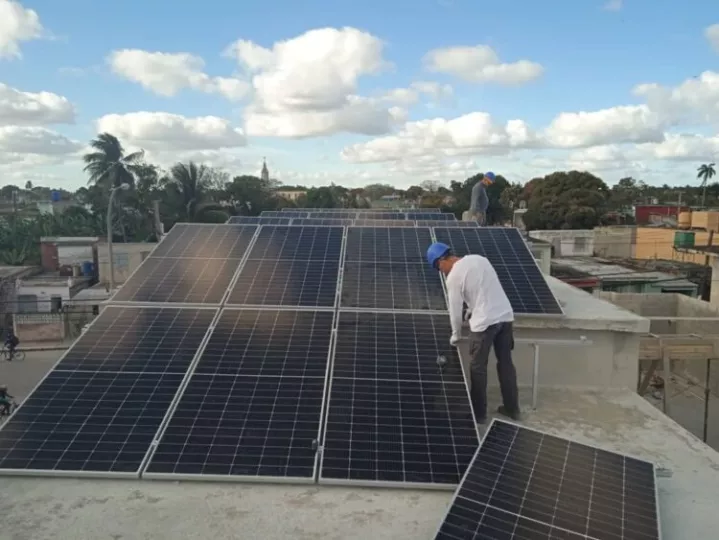 Instalación de paneles solares por técnicos de la mipyme privada Renova. 