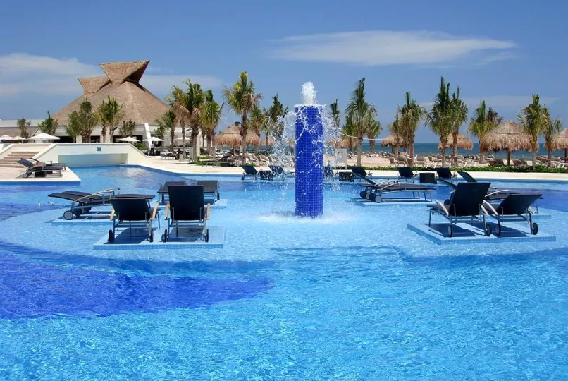 Logotipos de las cadenas hoteleras Blue Diamond Resorts e Iberostar sobre un fondo informativo.
