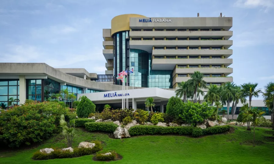 Vista exterior de una instalación hotelera de lujo en Cuba que ha comenzado a cerrar operaciones.