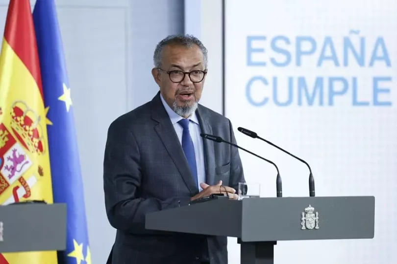 Fotografía de una rueda de prensa sobre el hantavirus con Pedro Sánchez y Tedros Adhanom.