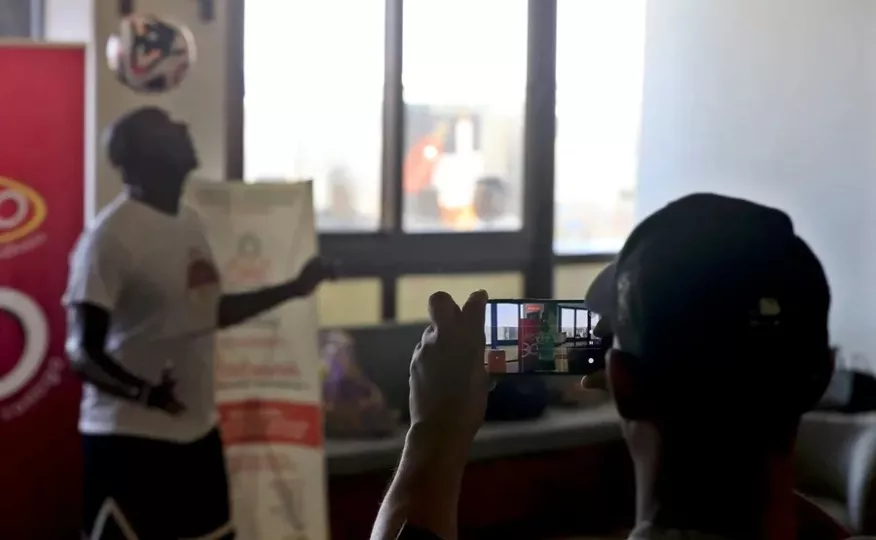 Erick Hernández realizando dominio de balón en La Habana