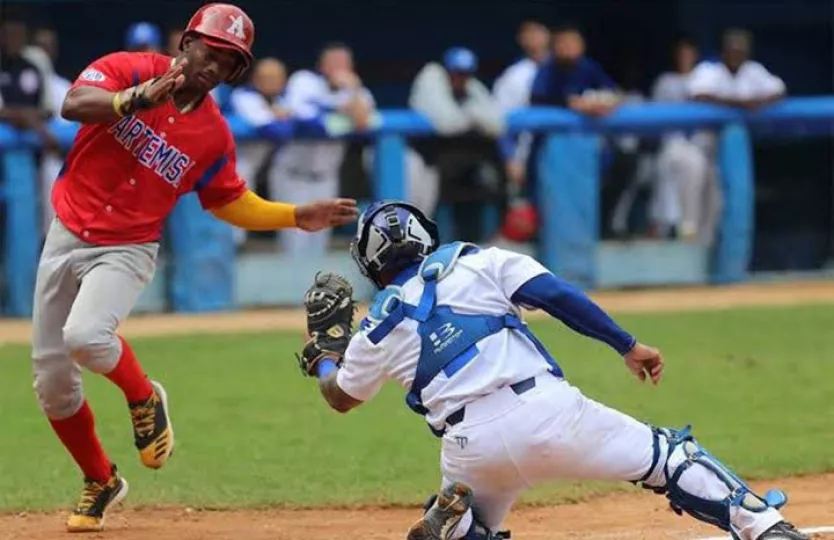 Logo de la IV Liga Élite del Béisbol Cubano en un fondo con imágenes de jugadores.