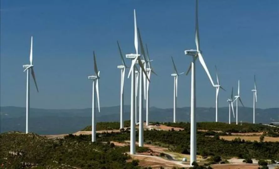 Imagen de aerogeneradores del parque eólico La Herradura Uno en Las Tunas.