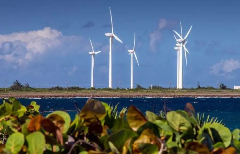 Vista general del parque eólico La Herradura Uno en Las Tunas con varios aerogeneradores instalados.