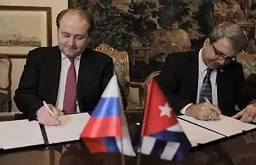 Imagen de la firma del acuerdo entre la Universidad de La Habana y TV BRICS.