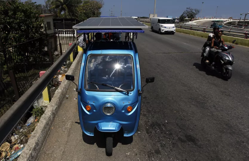 Triciclo eléctrico en Cuba con instalación de panel solar 