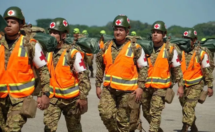 Equipos de rescate de El Salvador antes de volar a Venezuela este jueves.