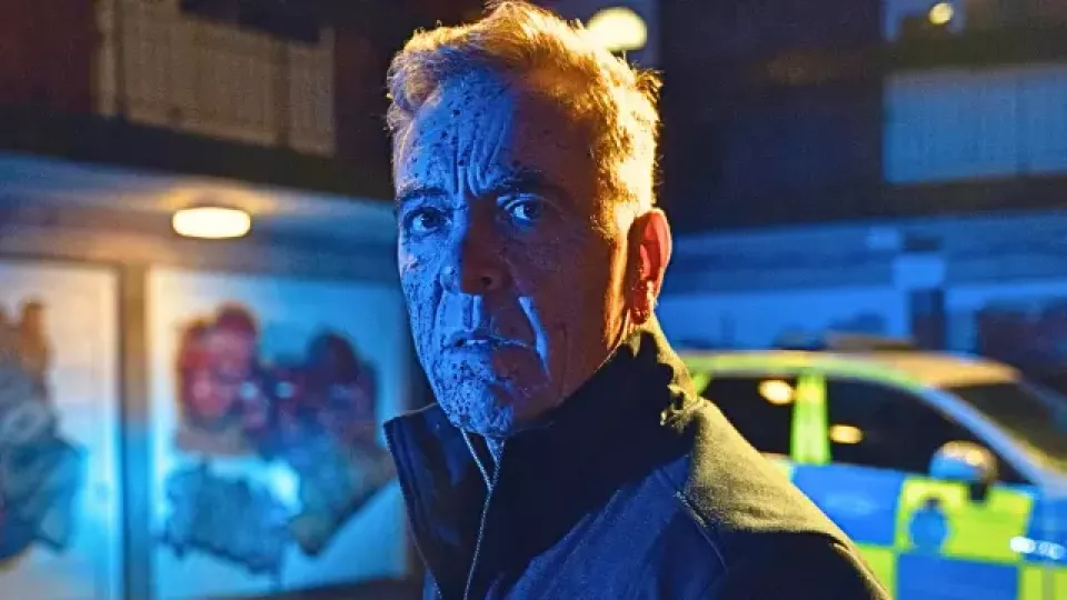 El escritor estadounidense se ha convertido en una marca infalible dentro del thriller televisivo. Su último éxito, Te encontraré, estrenada el 18 de junio, alcanzó el número 1 en 79 países en apenas unos días, consolidando el idilio entre el novelista y el gigante del streaming.   No es casualidad. Con más de treinta novelas publicadas desde los años 90, Coben construyó una obra reconocible por sus desapariciones, secretos familiares, giros constantes y esa habilidad casi quirúrgica para cerrar cada capítu