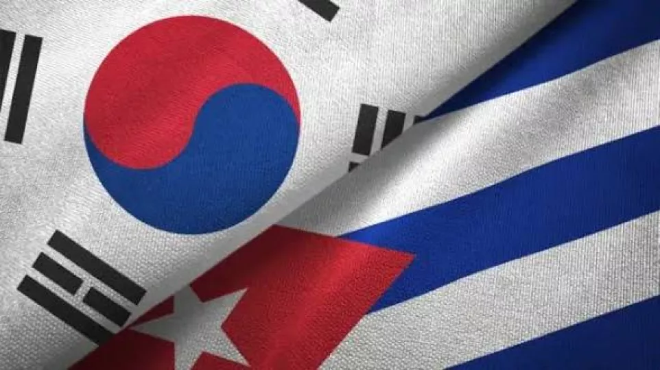 Representantes de la Cámara de Comercio de Cuba y la Asociación de Importadores de Corea (KOIMA) durante la firma del acuerdo de cooperación.