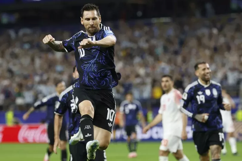 Lionel Messi celebrando tras anotar un gol durante el partido del Mundial entre Argentina y Jordania.