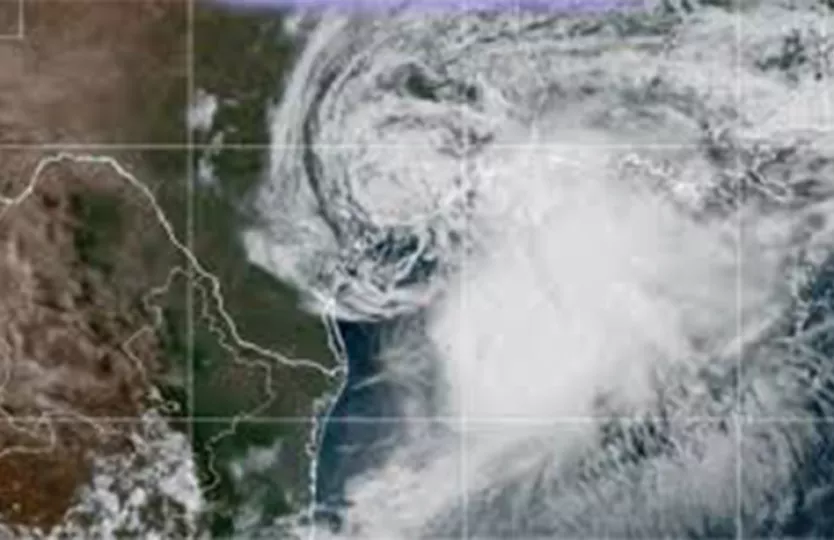 Mapa satelital que muestra la formación y trayectoria del ciclón tropical Arthur frente a las costas de Texas.