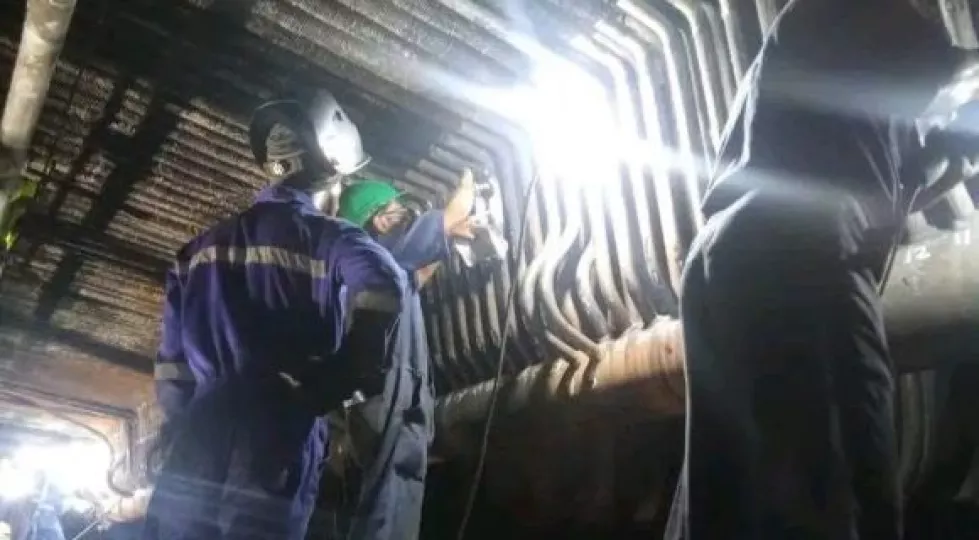 Personal técnico trabajando en las instalaciones de la central térmica Antonio Guiteras en Matanzas.
