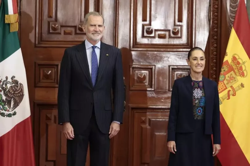 La presidenta Claudia Sheinbaum y el rey Felipe VI posan juntos durante su reunión oficial en el Palacio Nacional de México.
