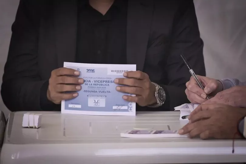 Ciudadanos colombianos acudiendo a las urnas durante la jornada de elecciones presidenciales.