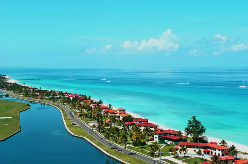 Vista panorámica de instalaciones hoteleras en el balneario de Varadero, Cuba.