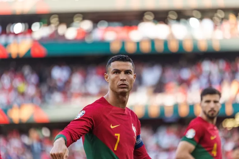 Montaje gráfico de Cristiano Ronaldo junto a paneles solares y una bandera cubana.