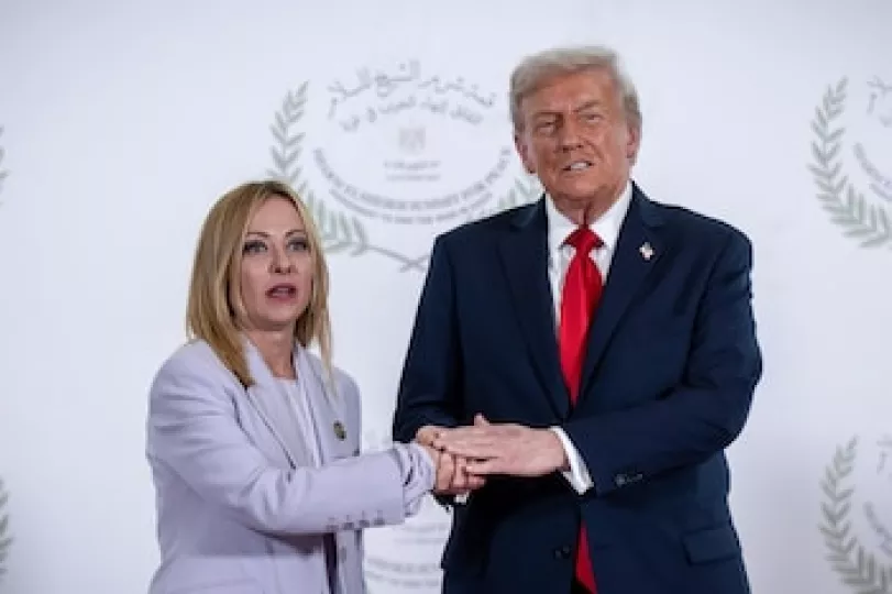 Giorgia Meloni y Donald Trump conversando durante la cumbre del G7.