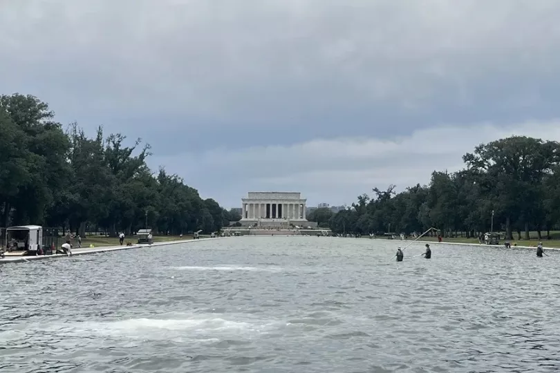 Donald Trump observando el Estanque Reflectante de Washington durante la polémica por su deterioro.