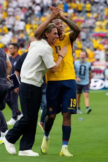 Jugadores de la selección de Ecuador celebrando la clasificación en el campo de juego tras el partido.