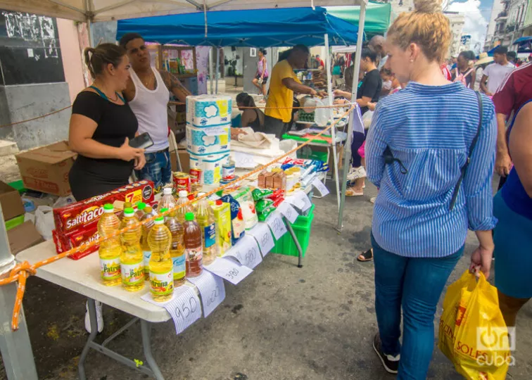 Productos comercializados por negocios privados en la feria de la calle Galiano en La Habana.