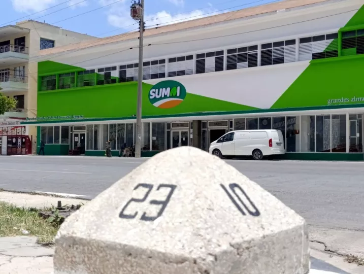 Fachada del antiguo mercado de 23 y 10 en La Habana, ahora renovado con la identidad visual de la empresa SUMAI.
