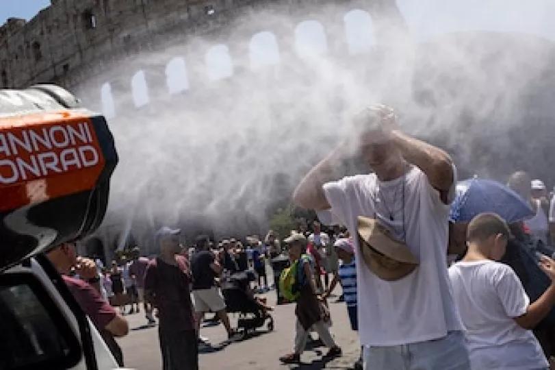 Vista de un termómetro público marcando una temperatura extremadamente alta en un entorno urbano europeo.