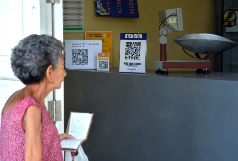 Establecimiento comercial en Cuba mostrando servicios de pago electrónicos en bodegas.