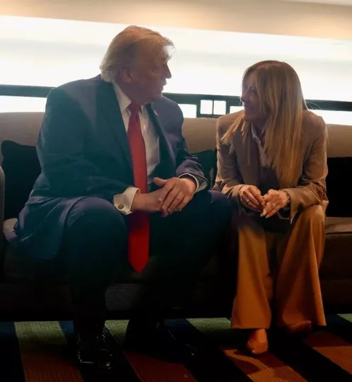 Fotografía de archivo de la primera ministra italiana Giorgia Meloni y el presidente estadounidense Donald Trump durante la cumbre del G7.