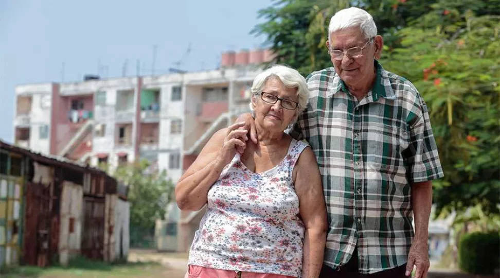 Un grupo de adultos mayores cubanos recibiendo atención en un centro de asistencia.