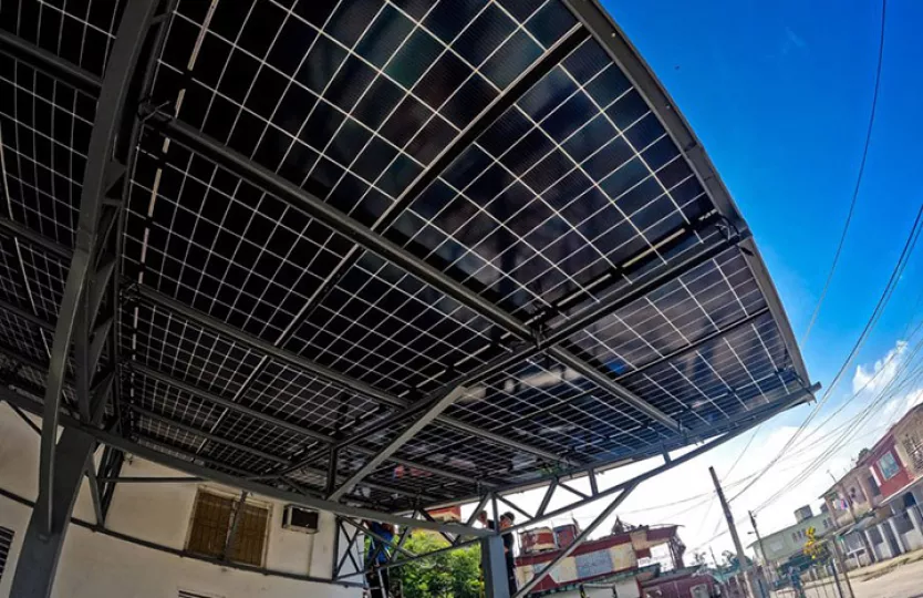 Vista exterior de la nueva estación de carga fotovoltaica en Holguín, equipada con paneles solares y sistemas de almacenamiento.