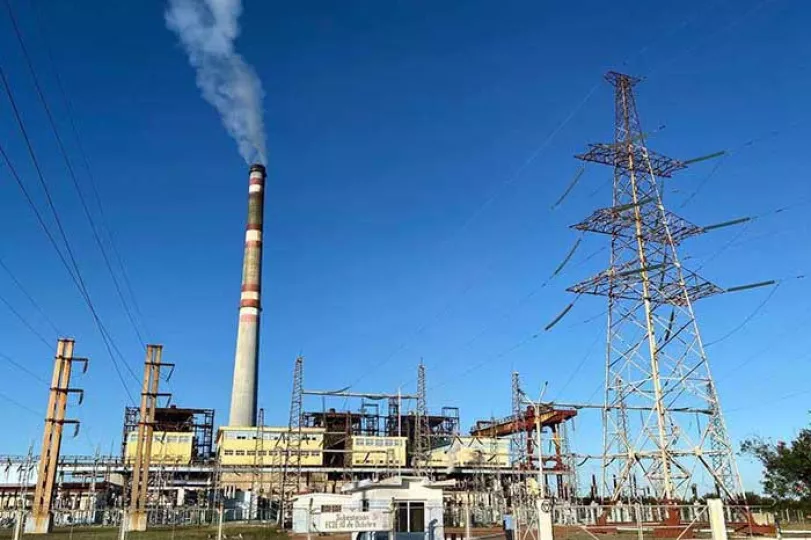 Personal técnico trabajando en las instalaciones de la Central Termoeléctrica 10 de Octubre en Nuevitas.