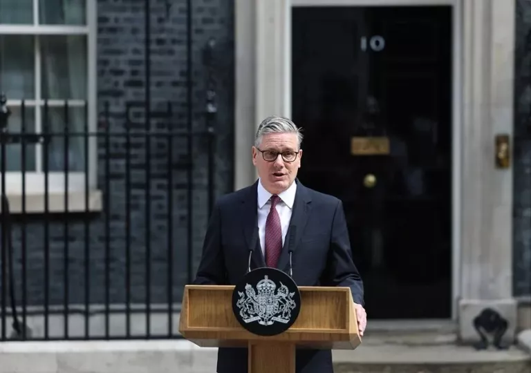 Keir Starmer dando una declaración junto a su esposa Victoria frente a la puerta de Downing Street.