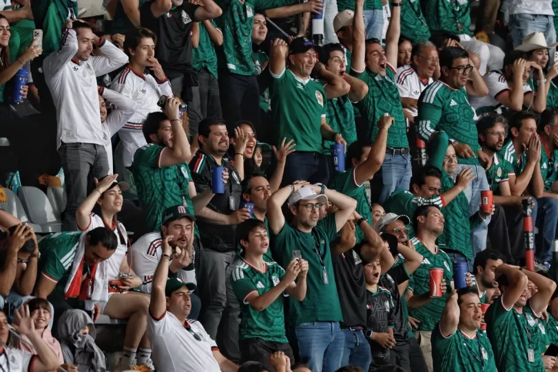 Aficionado luciendo la camiseta oficial de la selección mexicana de fútbol.
