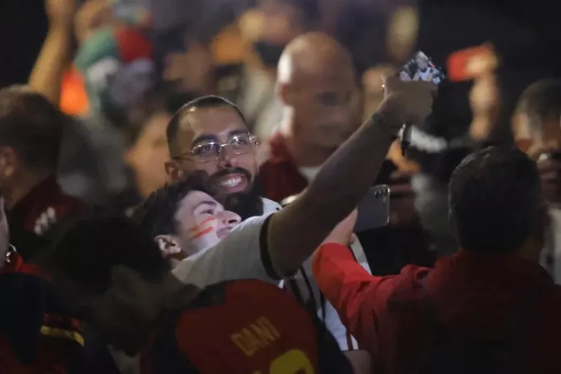 Jugadores de la selección española de fútbol llegando a su hotel de concentración en Guadalajara entre aficionados.