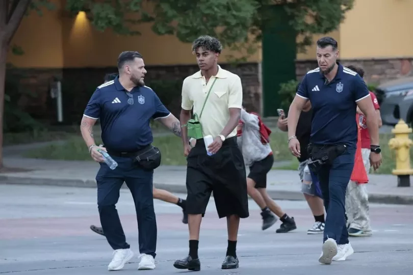 Lamine Yamal caminando por las calles de Chattanooga acompañado por personal de seguridad.
