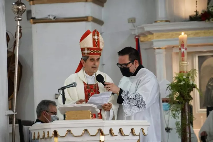 Fotografía de Monseñor Marcos Pirán Gómez en un acto religioso oficial.