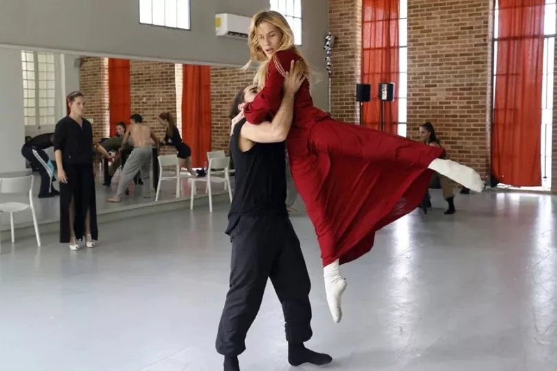 Bailarines de MiCompañía sobre el escenario durante el estreno de la obra Servus en La Habana.