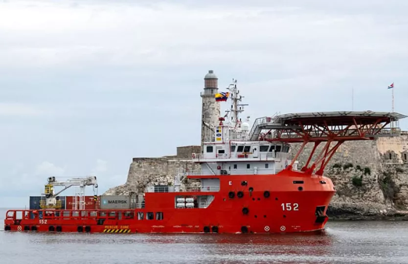 Barco de carga atracado en puerto cubano recibiendo suministros humanitarios provenientes de Colombia.