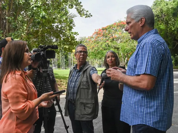 El presidente Miguel Díaz-Canel durante su encuentro con el equipo de prensa de la Presidencia para explicar las medidas económicas.