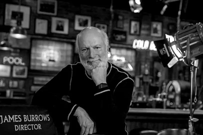 Retrato de James Burrows, el influyente director de televisión estadounidense, en un entorno profesional.
