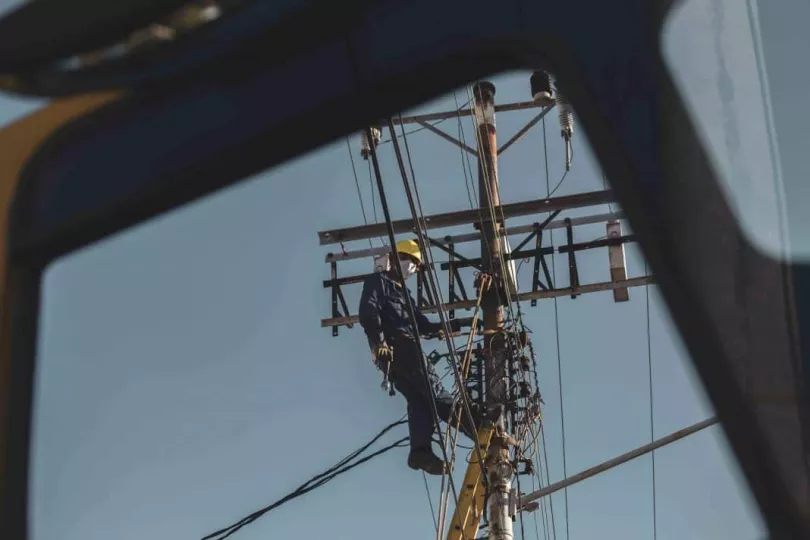Transformadores eléctricos sobre un poste de concreto.